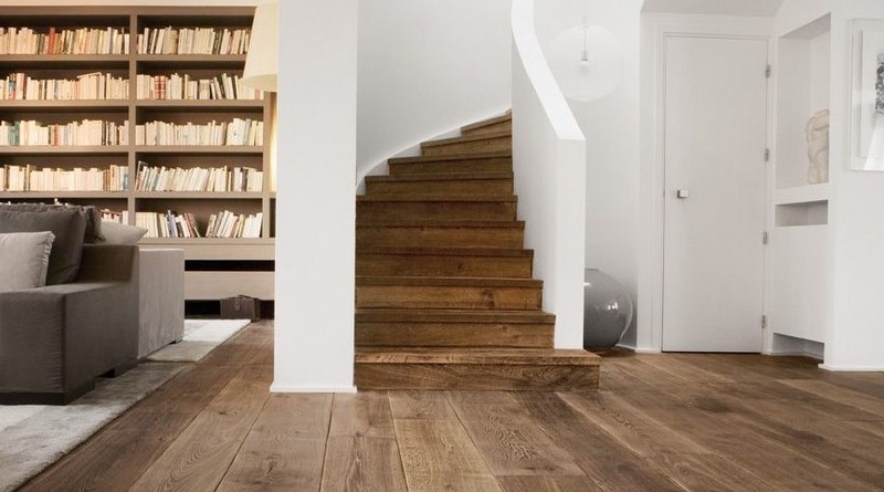 Een eiken trap samen met een eiken vloer, dat is super gaaf. eiken houten vloeren doen het goed in combinatie met eiken trappen