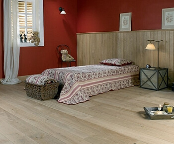 Een houten vloer in de slaapkamer