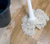 Voorbereiding voor het onderhoud van een houten vloer of parketvloer