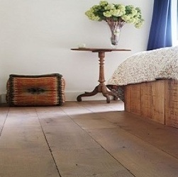 Parket of een houten vloer schuren en lakken. Bel met de Vloerderij