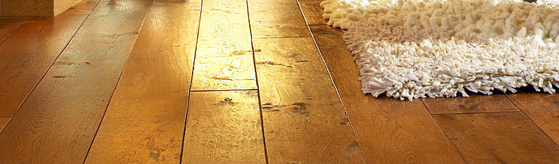 De dikte van houten vloeren kan verschillen, maar bij een massieve houten vloeren is dit vaak 2cm, bij multiplanken echter begint het met 12mm en eindigt bij 20mm.
