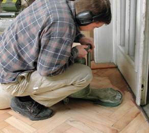 Mijn houten vloer in Breda schuren, dat hoor je vaak, want er liggen heel veel houten vloeren in Breda te wachten op renovatie.